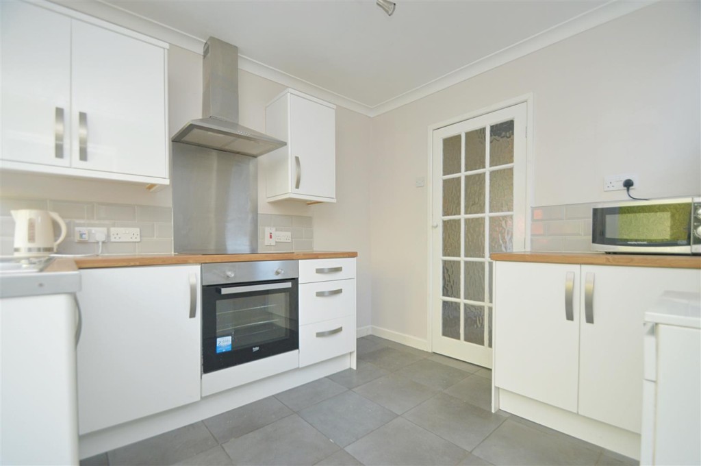 Lot: 215 - FREEHOLD DETACHED HOUSE IN ATTRACTIVE AND QUIET SETTING - The Kitchen